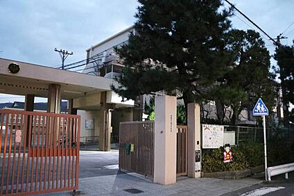 花山中学校 約570ｍ(徒歩8分)
