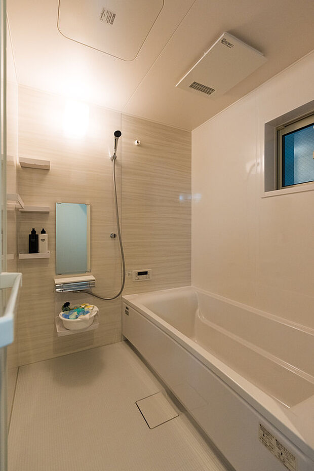 【【ドリームタウン施工例:浴室】】浴室暖房換気乾燥機付きの為、冬の寒い日も安心して入浴が可能です!1坪タイプの浴槽は足を伸ばしての入浴ができるため日々の疲れが癒せます♪また雨の日は洗濯物を乾かす際にも利用が可能です!