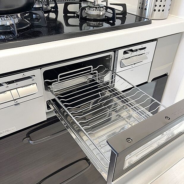 【グリル】フライパンで焼くことの多い肉料理を代わりにグリルを使えば、油をひく必要もなく、余分な脂も落として焼けるため、フライパンを使った時よりも多く油脂分をカットできます!