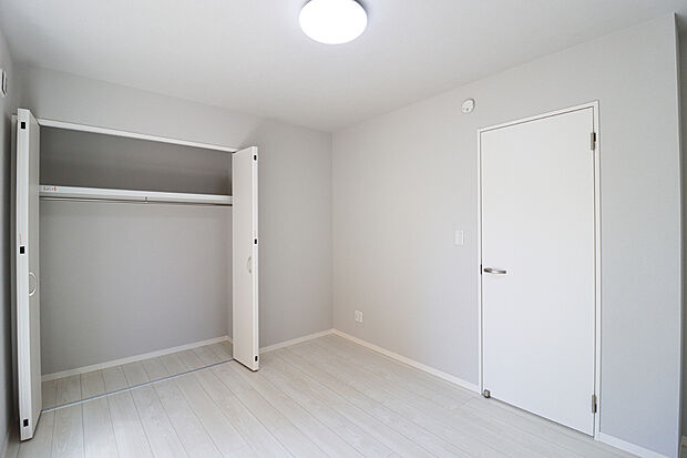 【【ドリームタウン施工例:洋室】】バルコニーから取り入れたお洗濯物はそのままCLに収納できる家事楽同線になっております。【建物プラン例】建物1799万円・建物面積87.64m2