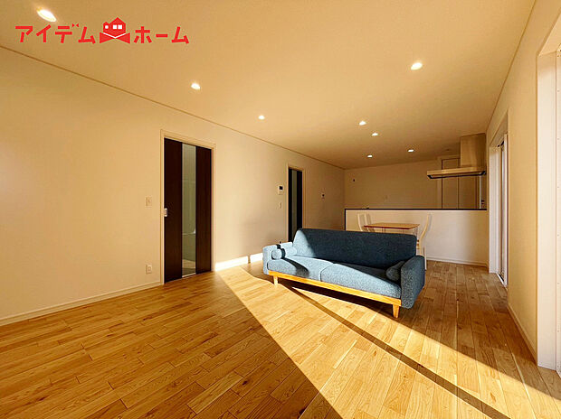 陽当りが良く、部屋いっぱいに
明るい陽光が広がります。
大きな窓から心地よい陽射しが室内に行き渡り、
くつろぎの空間が広がります。