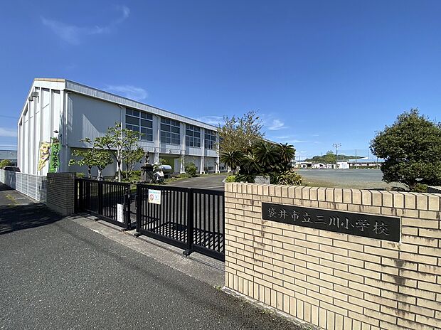 袋井市立三川小学校（約80m）