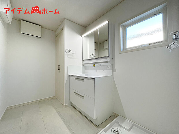 【Ｃ号棟　洗面台】一日の始まりの朝、歯磨きをしたり
メイクや髪をセットしたり・・・使いやすさが考えられた
3面鏡です♪
