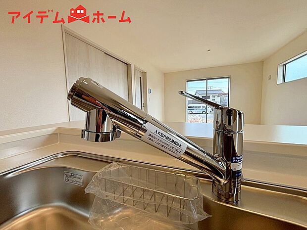 【1号棟 浄水器内蔵型水栓】浄水と原水をボタン一つで切り替え簡単なビルトイン式浄水器水栓を採用。
ワンタッチで浄水・水道の切り替えが可能なシンクです!