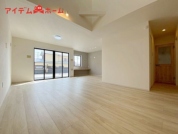 【２号棟　リビング】大きく開いた窓からは、明るい陽射しが射し込みます。
爽やかな風が吹き抜ける心地良いリビングには、
自然と家族が集まります。
