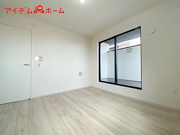 【２号棟　寝室】ウォークインクローゼットのある住まいで
明るい寝室で心地のいい朝を迎えられそうです。
大きな窓からたっぷりの日差しが降り注ぐ明るい室内。
気持ちの良い朝日を受けて、目覚めの良い健康的な
朝を迎えられ
