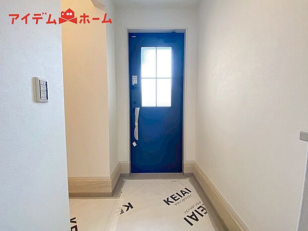 【２号棟　玄関】シンプル且つモダンなエントランス＆ホール！
ゆとりを感じさせる上質で明るい空間が住まう人や
訪れる人を心地よく迎え入れてくれます♪