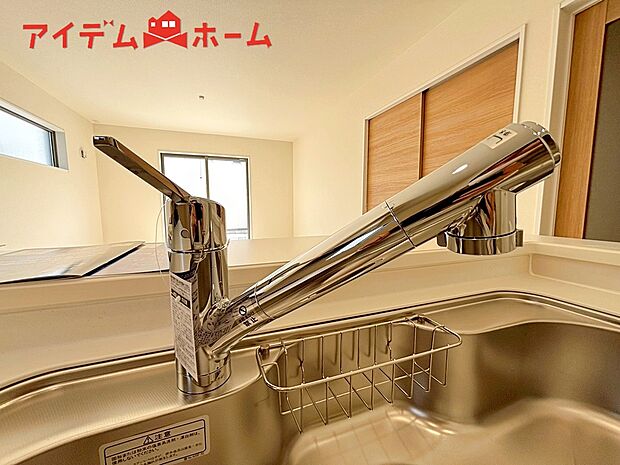 【２号棟　浄水器内蔵型水栓】しっかりと塩素を除去。毎日おいしいお水を楽しめます。
塩素によるお野菜のビタミン破壊も抑止出来ます。
