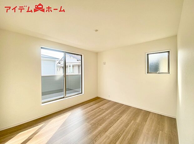 【1号棟　寝室】明るい寝室で心地のいい朝を迎えられそうです。
大きな窓からたっぷりの日差しが降り注ぐ明るい室内。
気持ちの良い朝日を受けて、目覚めの良い健康的な
朝を迎えられそうです。 
