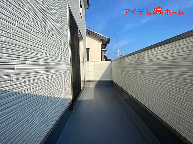 【１号棟　バルコニー】南向きで陽当りの良いバルコニーは、
物干しセットを追加すれば、一度にたくさんのお洗濯物が
干せるのが魅力です♪