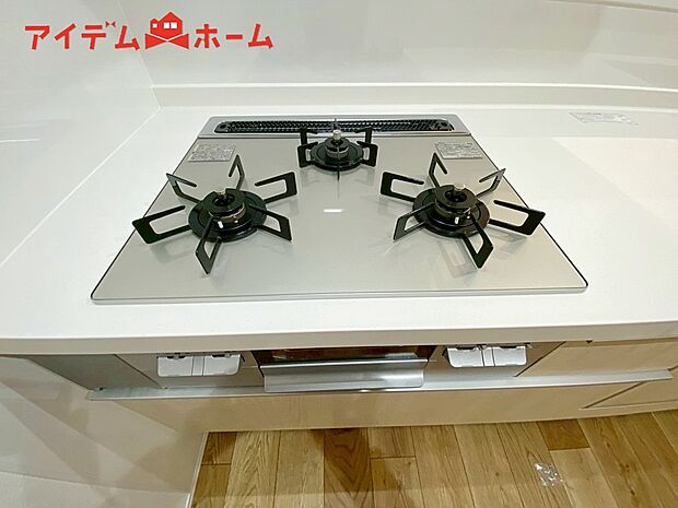 【A号棟　コンロ】３口コンロでお料理もスムーズ！