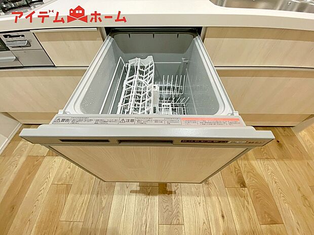 【A号棟　自動食器洗乾燥機】手間・時間をかけず、効率よく食器類を洗浄。家事の時間を大幅に短縮出来ます。
かつ節水効果にも優れた食洗機を標準装備。スライド式なので場所も取りません。

