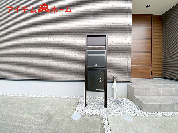 【A号棟　宅配BOX】出かけていても、荷物が受け取れる宅配BOX。
再配達の依頼連絡など、手間省けて便利です。
安心してお出かけできますね。