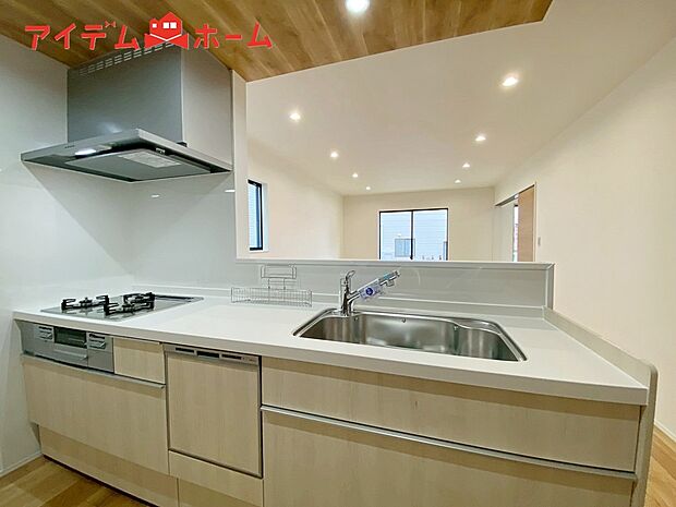 【１号棟　キッチン】ダイニングを見渡せる、
使い勝手の良いシステムキッチン。
