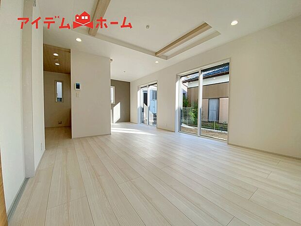 【１号棟　リビング】キッチンで家事をしていても
いつでも家族が近くに感じられるLDK。
広々リビングは、陽当りが良く、部屋いっぱいに
明るい陽光が広がります。
