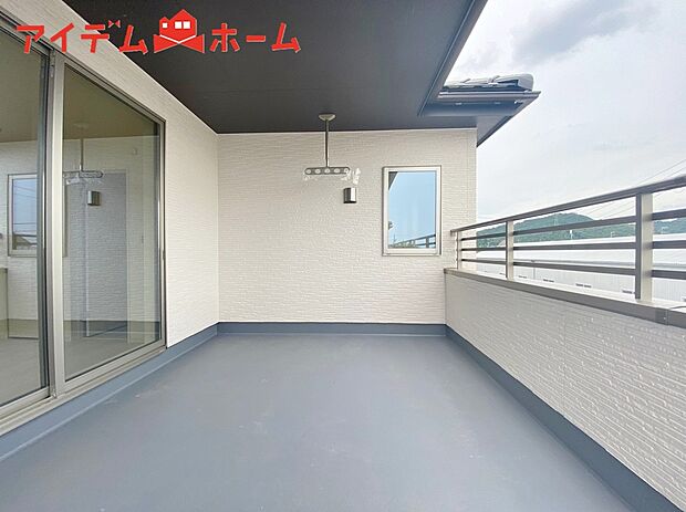 【３号棟　バルコニー】南向きで陽当りの良いバルコニーは、
物干しセットを追加すれば、一度にたくさんのお洗濯物が
干せるのが魅力です♪