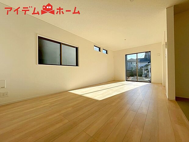 【１号棟　リビング】大きな窓から心地よい陽射しが室内に行き渡り、
くつろぎの空間が広がります。