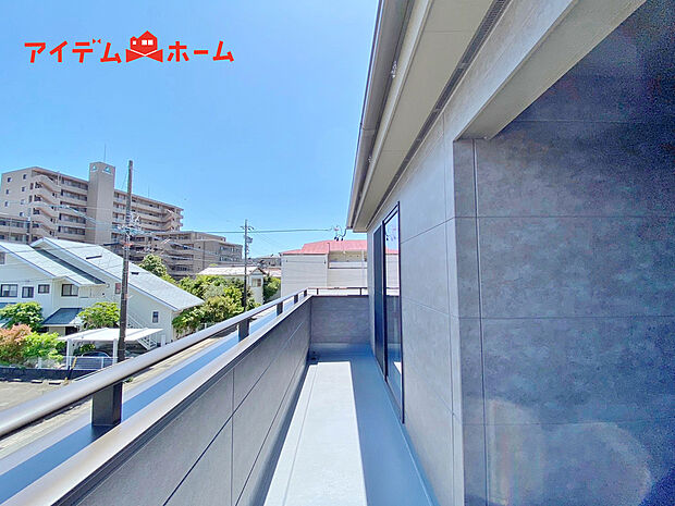 【１号棟　バルコニー】南向きで陽当りの良いバルコニーは、
物干しセットを追加すれば、一度にたくさんのお洗濯物が
干せるのが魅力です♪