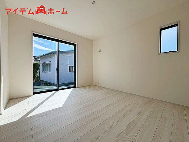 【２号棟　寝室】明るい寝室で心地のいい朝を迎えられそうです。
大きな窓からたっぷりの日差しが降り注ぐ明るい室内。
