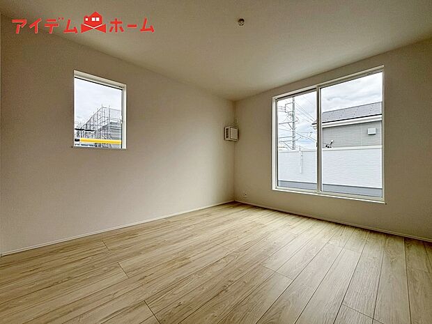 【３号棟　寝室】明るい寝室で心地のいい朝を迎えられそうです。
大きな窓からたっぷりの日差しが降り注ぐ明るい室内。

