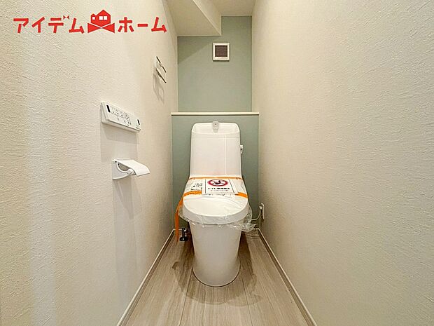 【2号棟 トイレ】温水での洗浄機能がついておりますので、
清潔かつ衛生面も安心です。