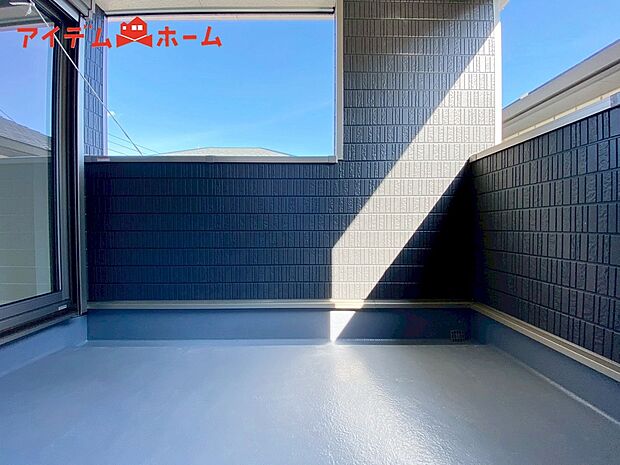 【２号棟　バルコニー】バルコニーは心地よい日差しや
さわやかな風を感じることができます！