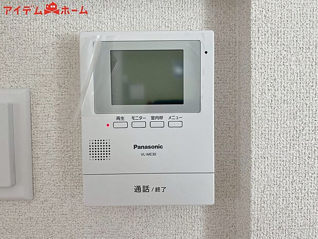 【６号棟　ＴＶモニター付インターホン】奥様やお子さんのみの在宅も安心。ボタンひとつで通話が可能です。
突然の来訪も時間帯に関係なく鮮明な画像で確認することが出来ます。