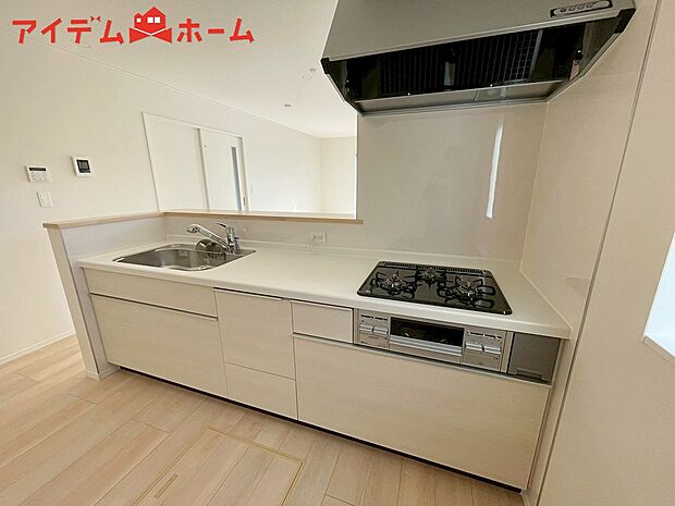 【１号棟　キッチン】ダイニングを見渡せる、
使い勝手の良いシステムキッチン。
