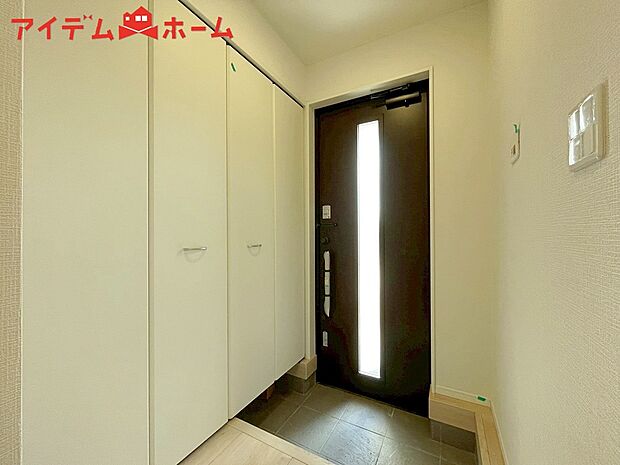 【１号棟　玄関】シンプル且つモダンなエントランス＆ホール！
ゆとりを感じさせる上質で明るい空間が住まう人や
訪れる人を心地よく迎え入れてくれます♪