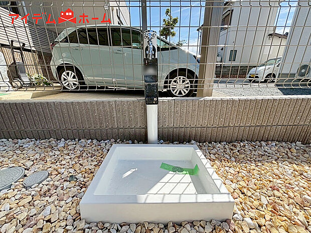 【1号棟 立水栓】ガーデニングや洗車に便利な立水栓付き。
外で汚れてしまった靴や服の汚れも家に入る前にきれいにできます。