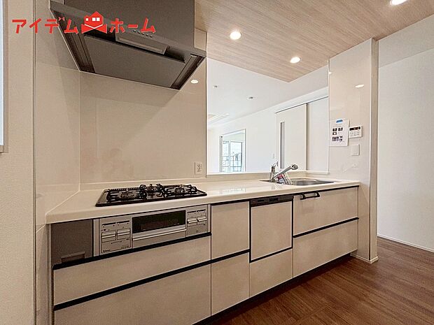 【1号棟 キッチン】大きく開いた窓からは、明るい陽射しが射し込みます。
爽やかな風が吹き抜ける心地良いリビングには、
自然と家族が集まります。