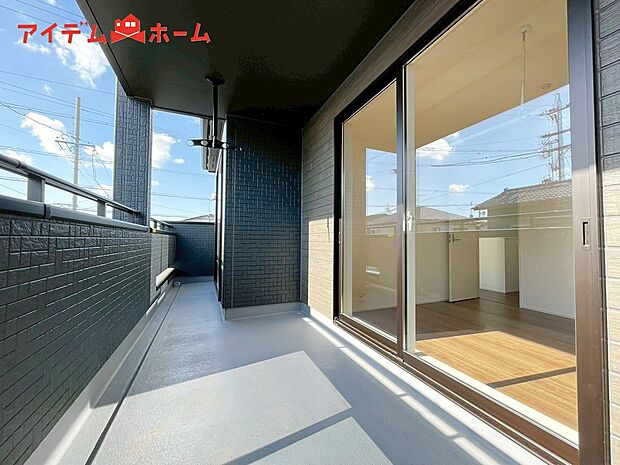 【1号棟 バルコニー】陽当りの良いバルコニーは、
物干しセットを追加すれば、一度にたくさんのお洗濯物が
干せるのが魅力です♪