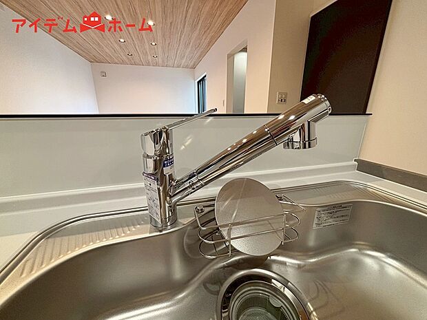 【４号棟　浄水器内蔵型水栓】しっかりと塩素を除去。毎日おいしいお水を楽しめます。
塩素によるお野菜のビタミン破壊も抑止出来ます。
