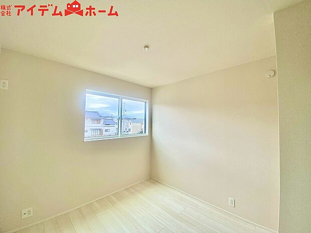 【１号棟　洋室】各居室に収納付きです。
居室空間をより広々と使えます！

