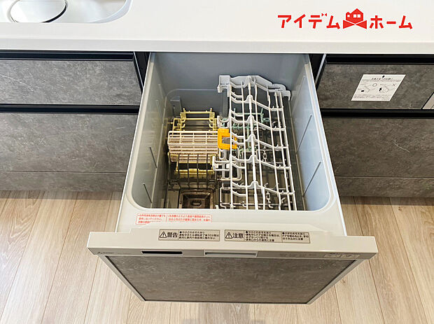 【自動食器洗乾燥機】手間・時間をかけず、効率よく食器類を洗浄。家事の時間を大幅に短縮出来ます。
かつ節水効果にも優れた食洗機を標準装備。スライド式なので場所も取りません。