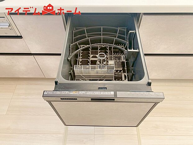 【１号棟　自動食器洗乾燥機】手間・時間をかけず、効率よく食器類を洗浄。家事の時間を大幅に短縮出来ます。
かつ節水効果にも優れた食洗機を標準装備。スライド式なので場所も取りません。