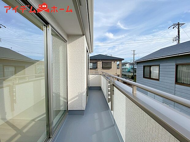 【１号棟　バルコニー】物干しセットを追加すれば、一度にたくさんのお洗濯物が
干せるのが魅力です♪