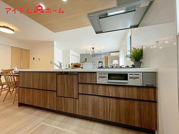 【1号棟 キッチン】ダイニングを見渡せる、
使い勝手の良いシステムキッチン。
ダイニングとの空間のつながりが、
スペースのゆとりを生み出します♪