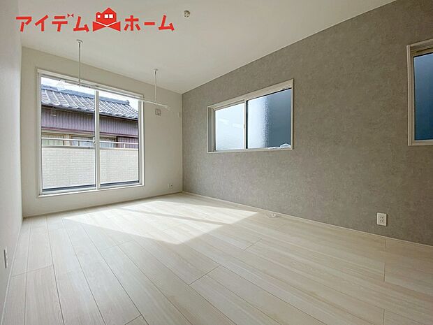 【２号棟　寝室】2面採光がとれる主寝室は南側に窓を設けているため
一日中明るく、気分も明るくなります♪
木目のフローリングが暖かみのある室内に。

