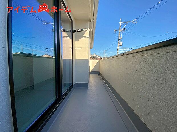 【1号棟 バルコニー】物干しセットを追加すれば、一度にたくさんのお洗濯物が
干せるのが魅力です♪