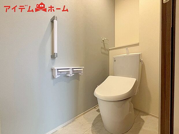 【1号棟 トイレ】温水での洗浄機能がついておりますので、清潔かつ衛生面も安心です。衛生的な温水洗浄機能付きトイレが1階と2階にありスムーズで快適な日々を送れます。