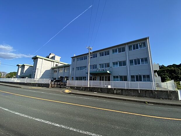 袋井市立山名小学校(約600m)