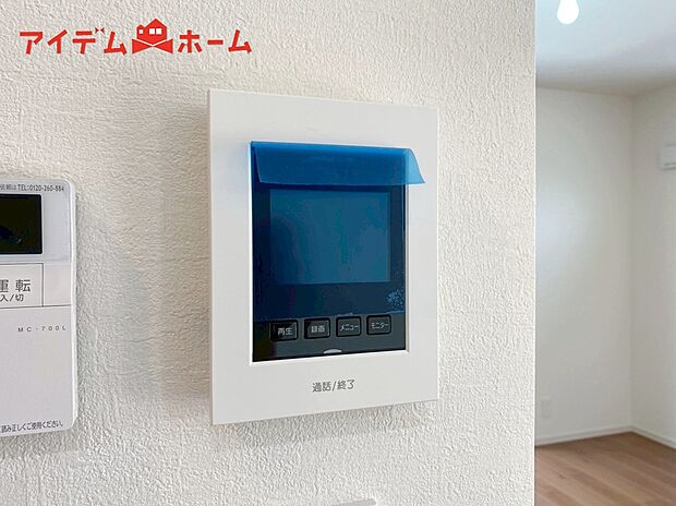 【TVモニター付インターホン】奥様やお子さんのみの在宅も安心。ボタンひとつで通話が可能です。
突然の来訪も時間帯に関係なく鮮明な画像で確認することが出来ます。