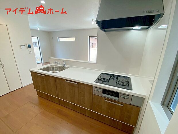 【1号棟 キッチン】ダイニングを見渡せる、
使い勝手の良いシステムキッチン。