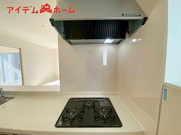 【２号棟　3口コンロ】3口コンロ付きなので、お料理がすごくはかどります。煮込み料理をしながら、焼き物や汁物などをパパパッとお料理可能です。
コンロの数が多いことで時短料理も可能になるのが嬉しいですね。