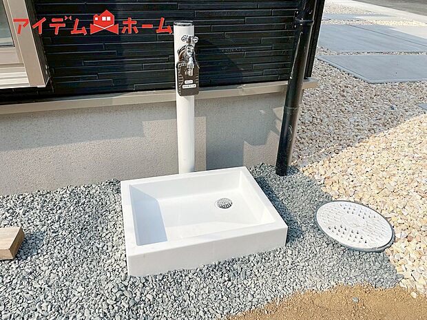 【2号棟 立水栓】ガーデニングや洗車に便利な立水栓付き。
外で汚れてしまった靴や服の汚れも家に入る前にきれいにできます。