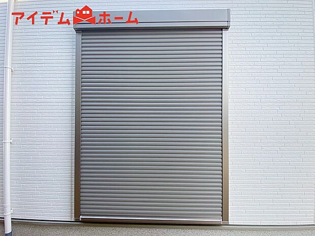 【3号棟 防犯シャッター】防犯、防災の両方で安心のシャッター付。簡単に開閉が可能です。
夏は日を防ぎ、冬はあたたかさをキープします。台風対策にも役立ちます。