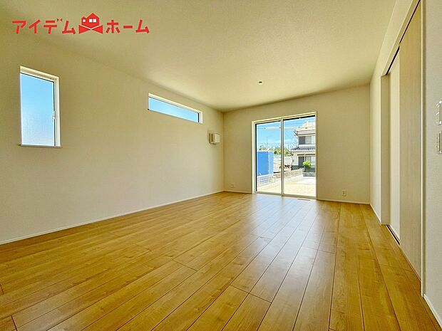 【１号棟　リビング】大きく開いた窓からは、明るい陽射しが射し込みます。
爽やかな風が吹き抜ける心地良いリビングには、
自然と家族が集まります。