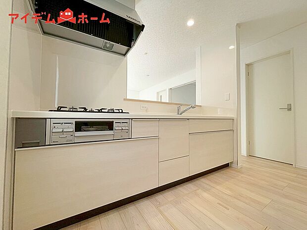 【2号棟 キッチン】ダイニングを見渡せる、
使い勝手の良いシステムキッチン。
ダイニングとの空間のつながりが、
スペースのゆとりを生み出します♪