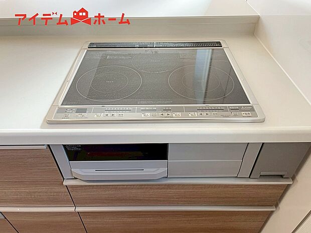 【2号棟 IHクッキングヒーター】3口IHクッキングヒーターなので、お料理がすごくはかどります。
煮込み料理をしながら、焼き物や汁物などをパパパッとお料理可能です。